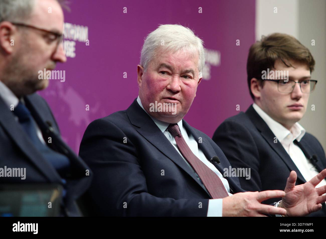 LONDRA, Regno Unito, 27 novembre 2025. Una discussione a Chatham House dal titolo "può il Regno Unito permettersi di combattere la guerra?" Con il generale Sir Richard Barrons, il professor Jamie Gaskarth, Deborah Haynes e Max Warner, concentrandosi su come la spesa di bilancio influisce sugli impegni della NATO, la modernizzazione militare e le minacce alla sicurezza emergenti. Crediti: Ian Bozic/Alamy Live News Foto Stock