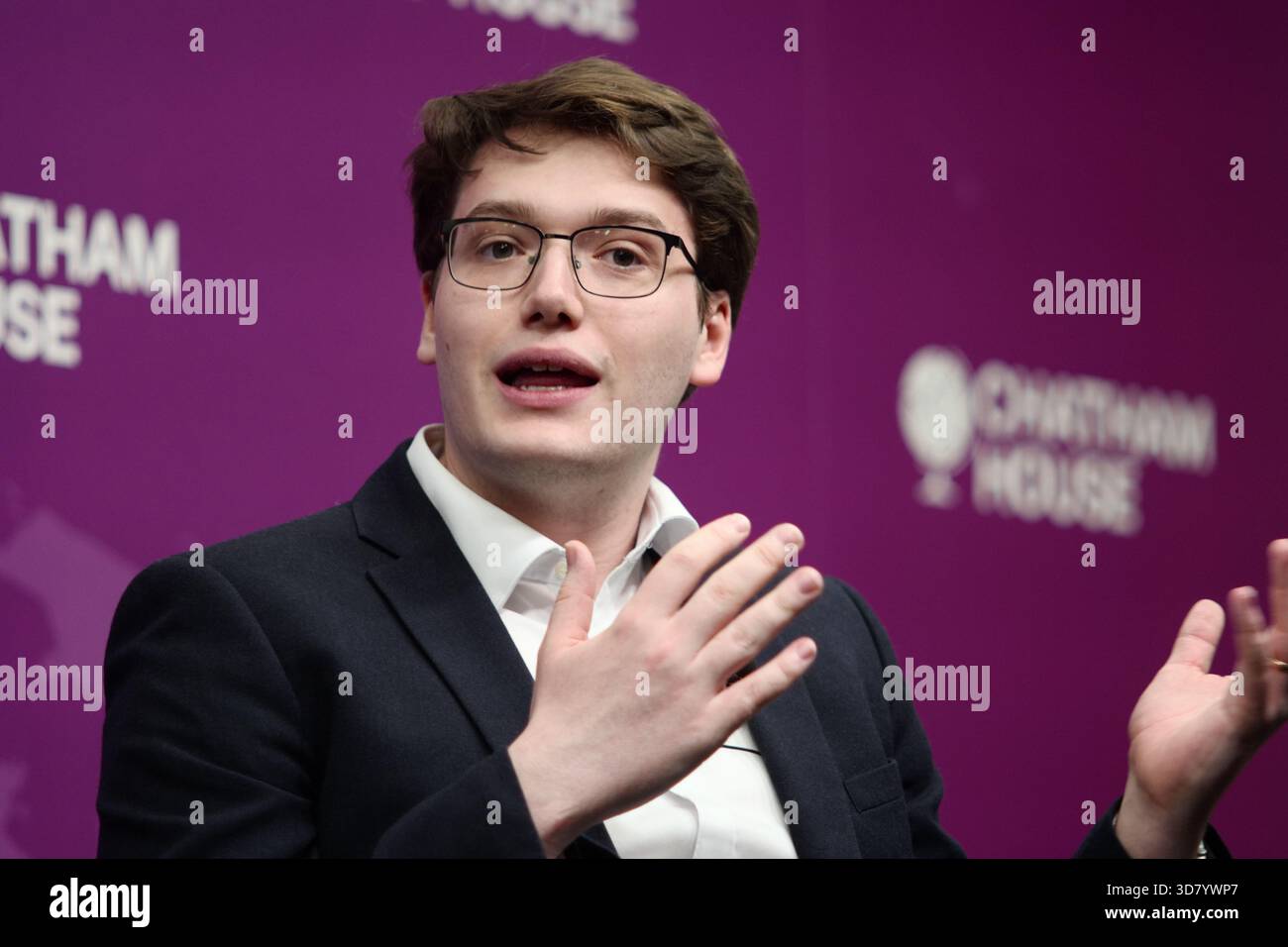 LONDRA, Regno Unito, 27 novembre 2025. Una discussione a Chatham House dal titolo "può il Regno Unito permettersi di combattere la guerra?" Con il generale Sir Richard Barrons, il professor Jamie Gaskarth, Deborah Haynes e Max Warner, concentrandosi su come la spesa di bilancio influisce sugli impegni della NATO, la modernizzazione militare e le minacce alla sicurezza emergenti. Crediti: Ian Bozic/Alamy Live News Foto Stock