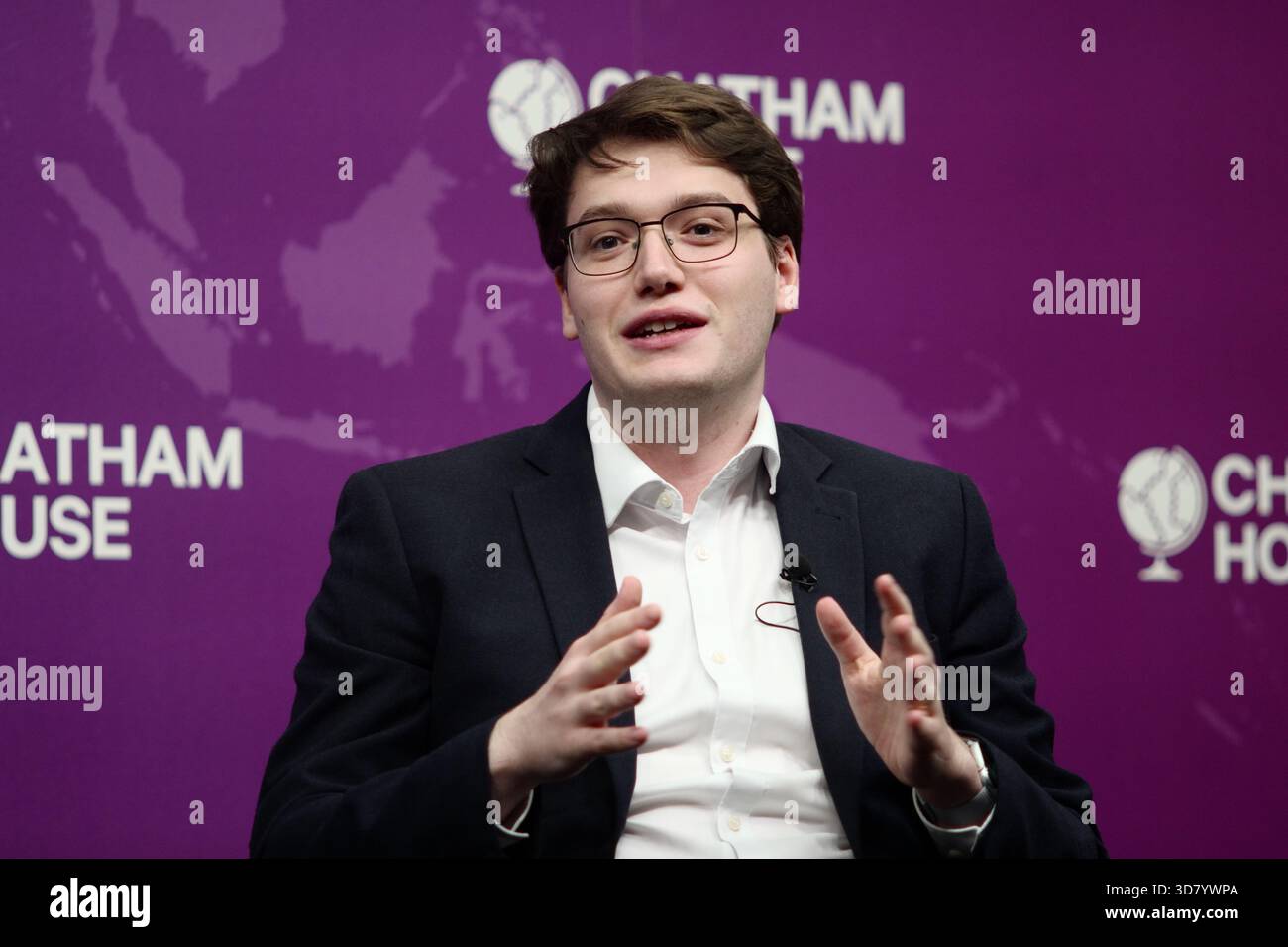 LONDRA, Regno Unito, 27 novembre 2025. Una discussione a Chatham House dal titolo "può il Regno Unito permettersi di combattere la guerra?" Con il generale Sir Richard Barrons, il professor Jamie Gaskarth, Deborah Haynes e Max Warner, concentrandosi su come la spesa di bilancio influisce sugli impegni della NATO, la modernizzazione militare e le minacce alla sicurezza emergenti. Crediti: Ian Bozic/Alamy Live News Foto Stock