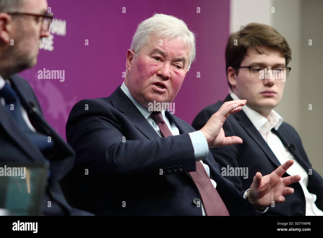 LONDRA, Regno Unito, 27 novembre 2025. Una discussione a Chatham House dal titolo "può il Regno Unito permettersi di combattere la guerra?" Con il generale Sir Richard Barrons, il professor Jamie Gaskarth, Deborah Haynes e Max Warner, concentrandosi su come la spesa di bilancio influisce sugli impegni della NATO, la modernizzazione militare e le minacce alla sicurezza emergenti. Crediti: Ian Bozic/Alamy Live News Foto Stock