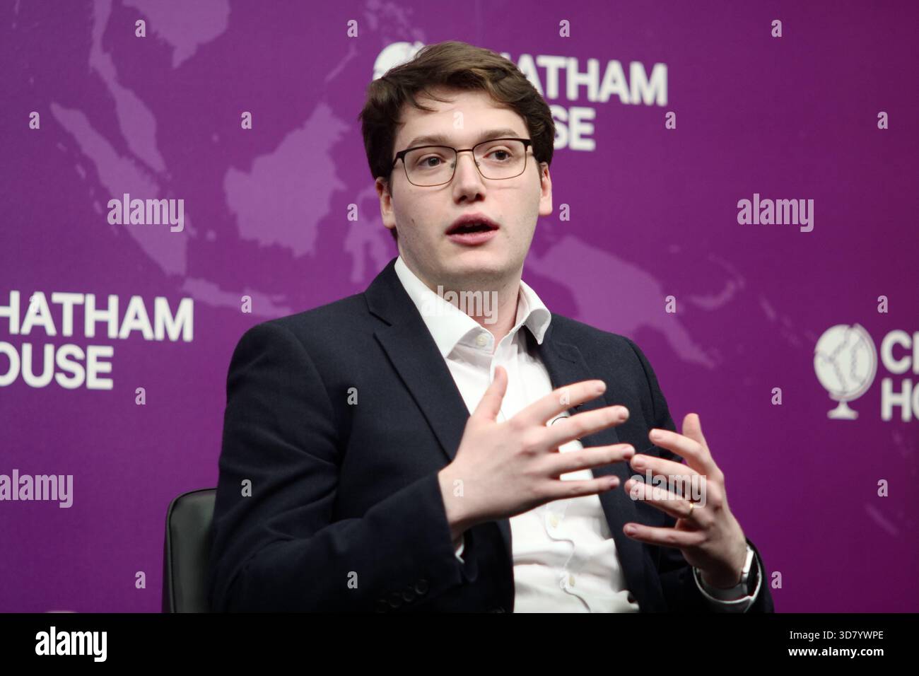 LONDRA, Regno Unito, 27 novembre 2025. Una discussione a Chatham House dal titolo "può il Regno Unito permettersi di combattere la guerra?" Con il generale Sir Richard Barrons, il professor Jamie Gaskarth, Deborah Haynes e Max Warner, concentrandosi su come la spesa di bilancio influisce sugli impegni della NATO, la modernizzazione militare e le minacce alla sicurezza emergenti. Crediti: Ian Bozic/Alamy Live News Foto Stock