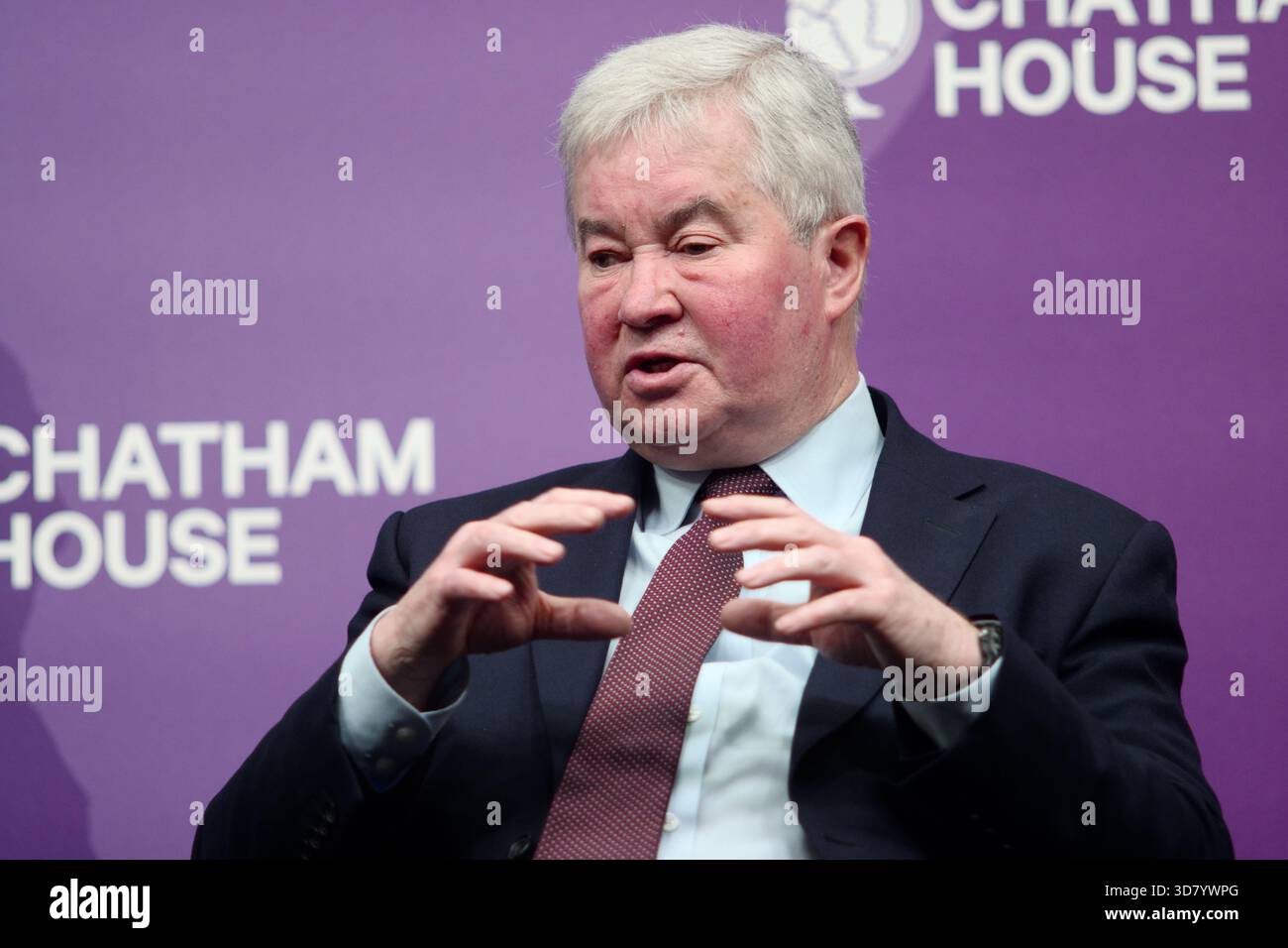 LONDRA, Regno Unito, 27 novembre 2025. Una discussione a Chatham House dal titolo "può il Regno Unito permettersi di combattere la guerra?" Con il generale Sir Richard Barrons, il professor Jamie Gaskarth, Deborah Haynes e Max Warner, concentrandosi su come la spesa di bilancio influisce sugli impegni della NATO, la modernizzazione militare e le minacce alla sicurezza emergenti. Crediti: Ian Bozic/Alamy Live News Foto Stock