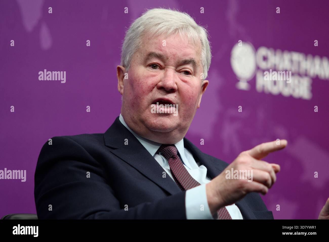 LONDRA, Regno Unito, 27 novembre 2025. Una discussione a Chatham House dal titolo "può il Regno Unito permettersi di combattere la guerra?" Con il generale Sir Richard Barrons, il professor Jamie Gaskarth, Deborah Haynes e Max Warner, concentrandosi su come la spesa di bilancio influisce sugli impegni della NATO, la modernizzazione militare e le minacce alla sicurezza emergenti. Crediti: Ian Bozic/Alamy Live News Foto Stock