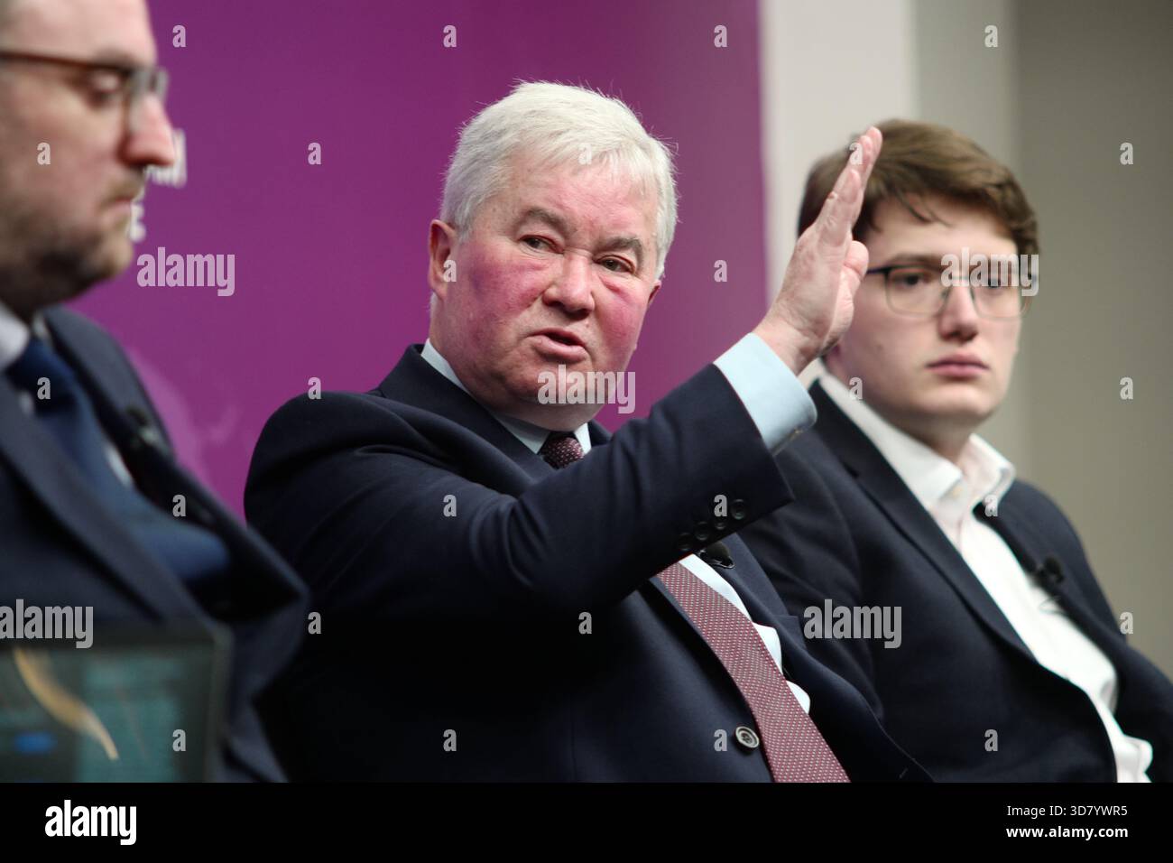 LONDRA, Regno Unito, 27 novembre 2025. Una discussione a Chatham House dal titolo "può il Regno Unito permettersi di combattere la guerra?" Con il generale Sir Richard Barrons, il professor Jamie Gaskarth, Deborah Haynes e Max Warner, concentrandosi su come la spesa di bilancio influisce sugli impegni della NATO, la modernizzazione militare e le minacce alla sicurezza emergenti. Crediti: Ian Bozic/Alamy Live News Foto Stock