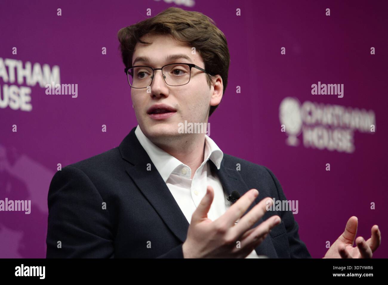 LONDRA, Regno Unito, 27 novembre 2025. Una discussione a Chatham House dal titolo "può il Regno Unito permettersi di combattere la guerra?" Con il generale Sir Richard Barrons, il professor Jamie Gaskarth, Deborah Haynes e Max Warner, concentrandosi su come la spesa di bilancio influisce sugli impegni della NATO, la modernizzazione militare e le minacce alla sicurezza emergenti. Crediti: Ian Bozic/Alamy Live News Foto Stock