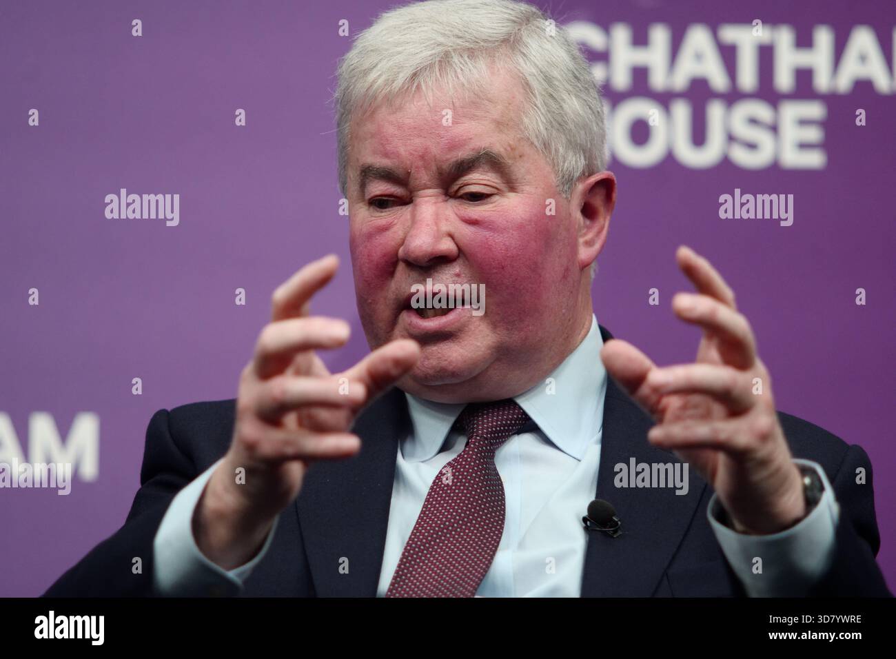 LONDRA, Regno Unito, 27 novembre 2025. Una discussione a Chatham House dal titolo "può il Regno Unito permettersi di combattere la guerra?" Con il generale Sir Richard Barrons, il professor Jamie Gaskarth, Deborah Haynes e Max Warner, concentrandosi su come la spesa di bilancio influisce sugli impegni della NATO, la modernizzazione militare e le minacce alla sicurezza emergenti. Crediti: Ian Bozic/Alamy Live News Foto Stock