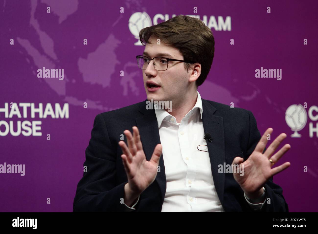 LONDRA, Regno Unito, 27 novembre 2025. Una discussione a Chatham House dal titolo "può il Regno Unito permettersi di combattere la guerra?" Con il generale Sir Richard Barrons, il professor Jamie Gaskarth, Deborah Haynes e Max Warner, concentrandosi su come la spesa di bilancio influisce sugli impegni della NATO, la modernizzazione militare e le minacce alla sicurezza emergenti. Crediti: Ian Bozic/Alamy Live News Foto Stock