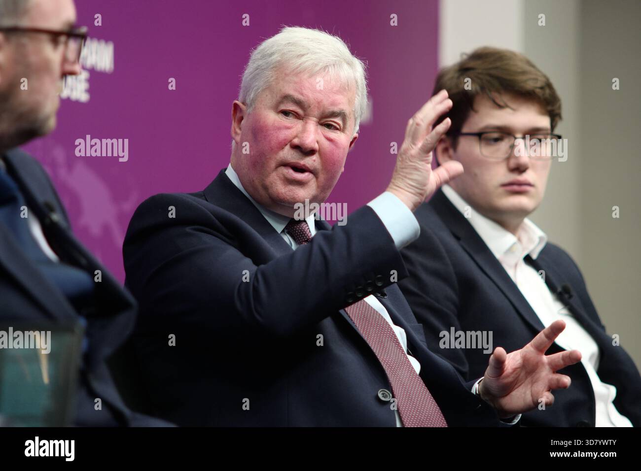 LONDRA, Regno Unito, 27 novembre 2025. Una discussione a Chatham House dal titolo "può il Regno Unito permettersi di combattere la guerra?" Con il generale Sir Richard Barrons, il professor Jamie Gaskarth, Deborah Haynes e Max Warner, concentrandosi su come la spesa di bilancio influisce sugli impegni della NATO, la modernizzazione militare e le minacce alla sicurezza emergenti. Crediti: Ian Bozic/Alamy Live News Foto Stock