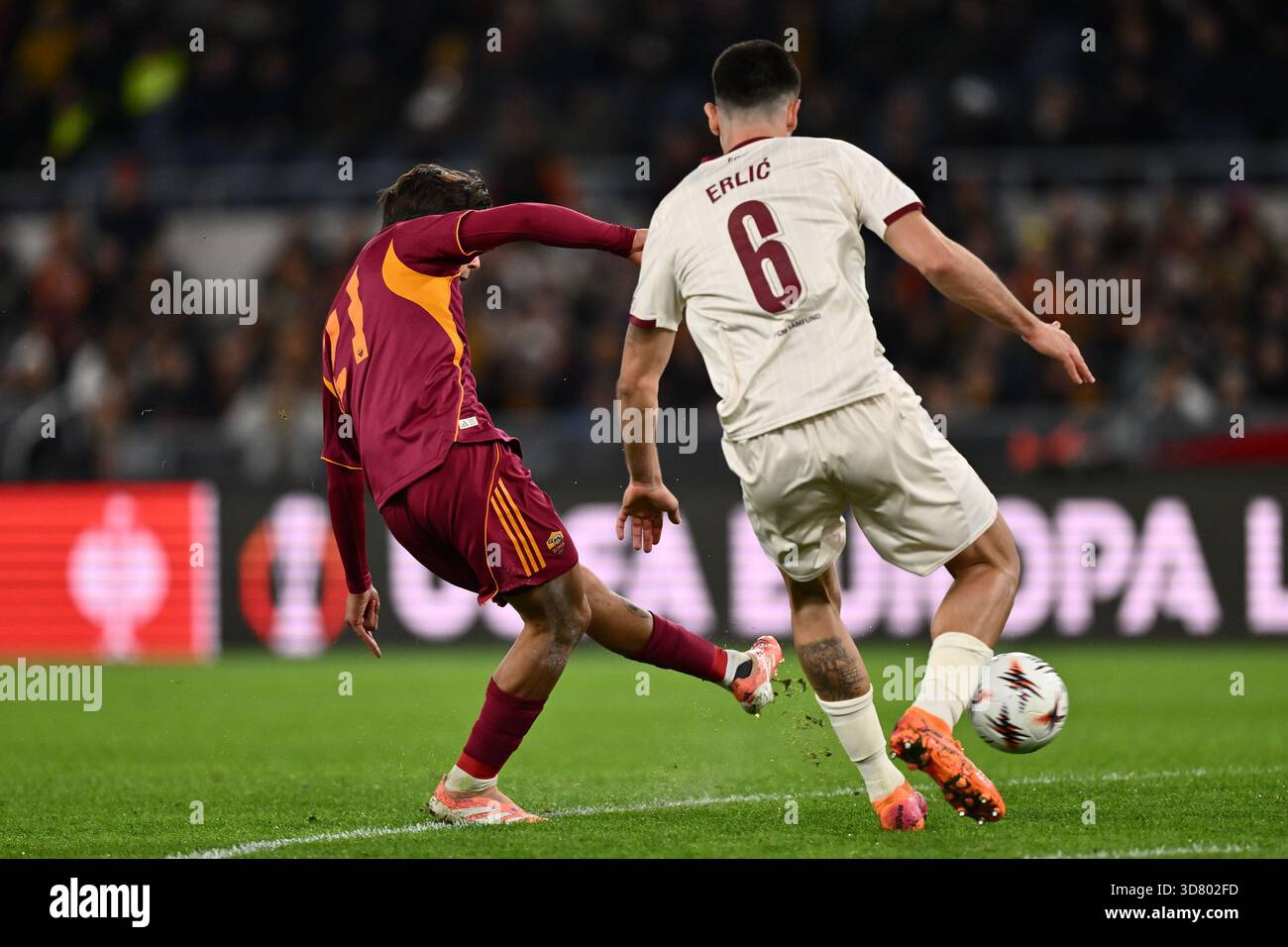 Paulo Dybala di A.S. Roma ad Martin Erlic di F.C. Midtjylland è in azione durante la fase UEFA Europa League giorno 5 partita di calcio tra A.S. Roma e F.C. Midtjylland allo Stadio Olimpico il 27 novembre 2025 a Roma. Foto Stock