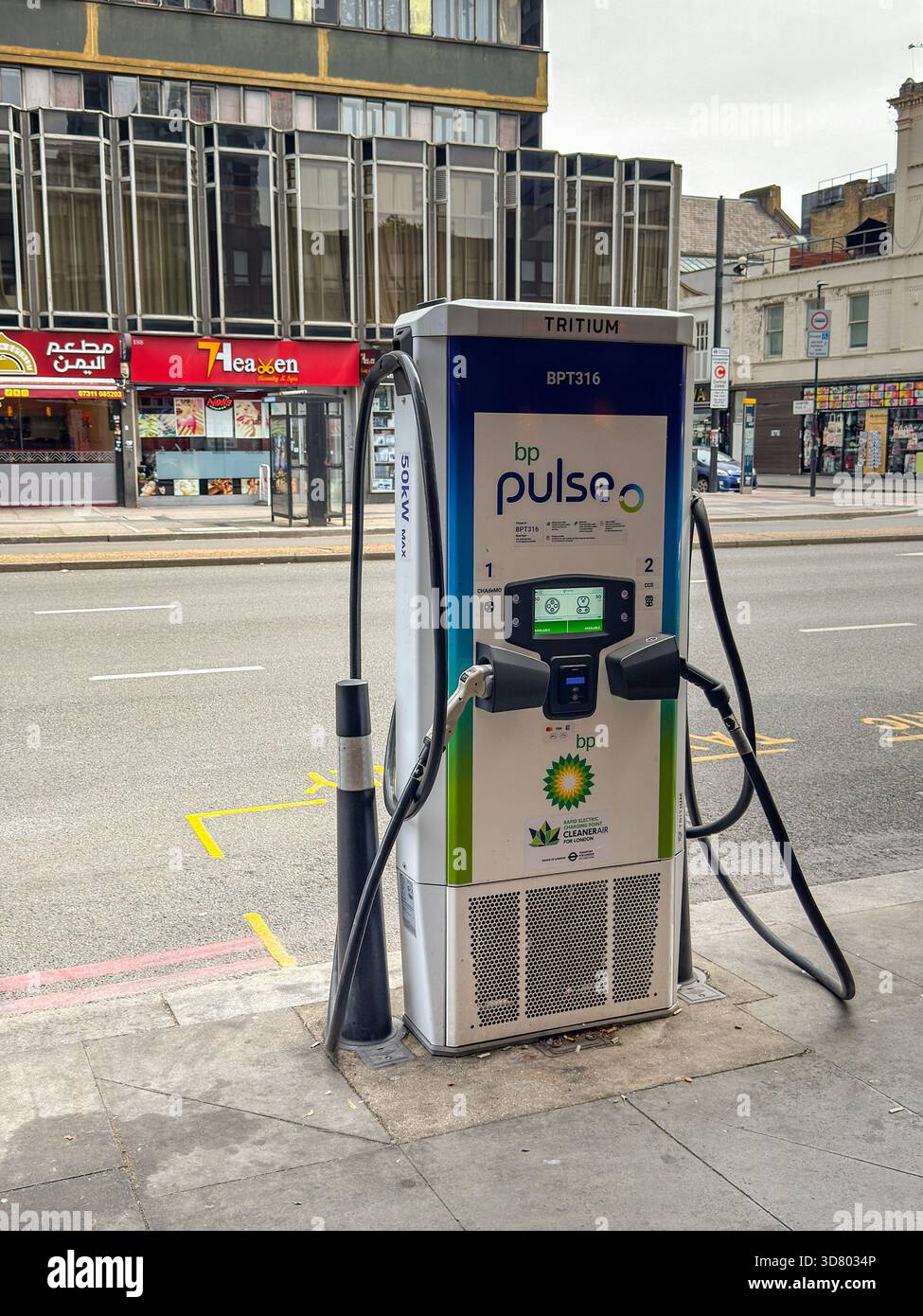 Londra, Inghilterra, Regno Unito - 4 luglio 2025: Stazione di ricarica per veicoli elettrici di proprietà e gestita da BP Pulse sul marciapiede di un centro commerciale nel centro di lo Foto Stock