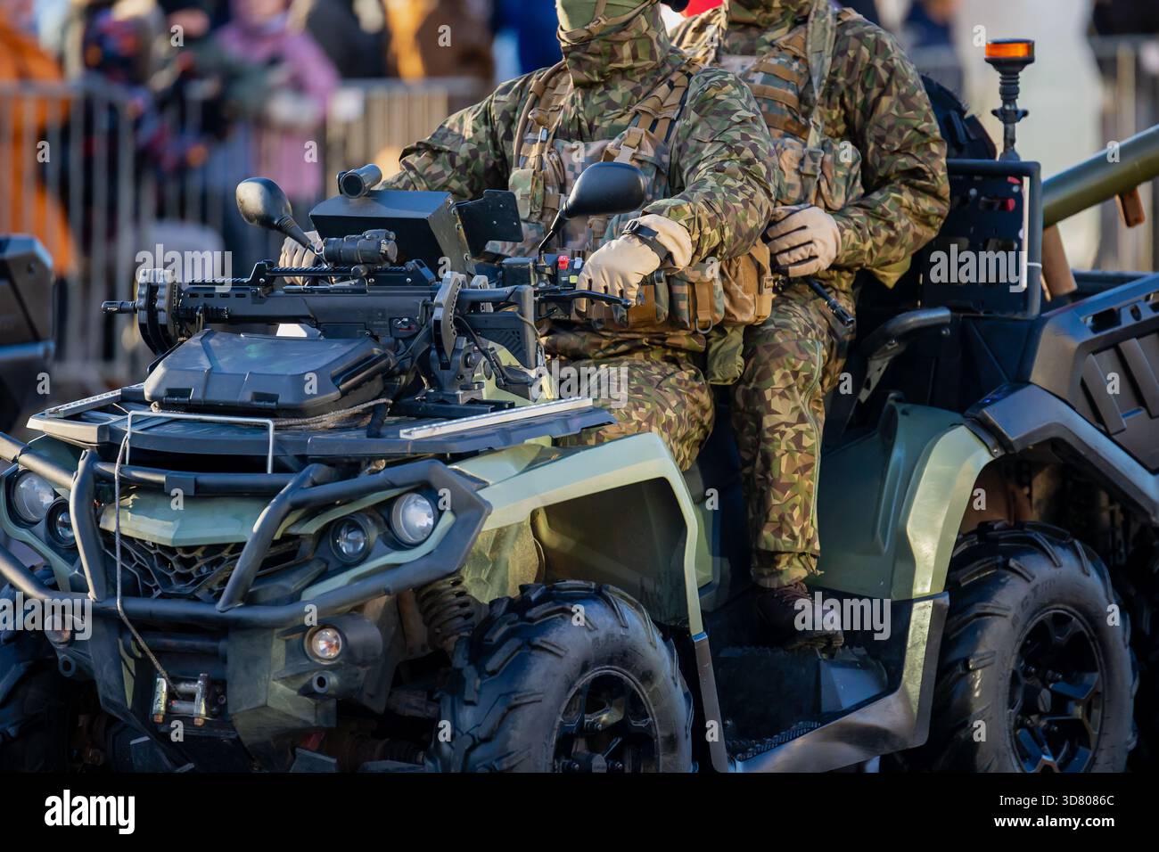 Quadrilatero militare della NATO con soldati equipaggiati che avanzano in formazione, rappresentando la mobilità dell'alleanza, l'adattabilità operativa e il se regionale rafforzato Foto Stock