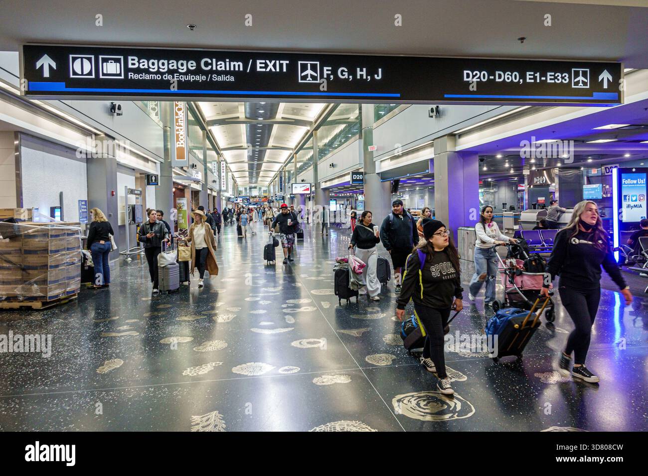 Miami Florida, Aeroporto Internazionale di Miami mia, ampia vista sull'atrio, viaggiatori adulti uomini donne sfondi diversi che tirano i bagagli, camminano attraverso la Foto Stock