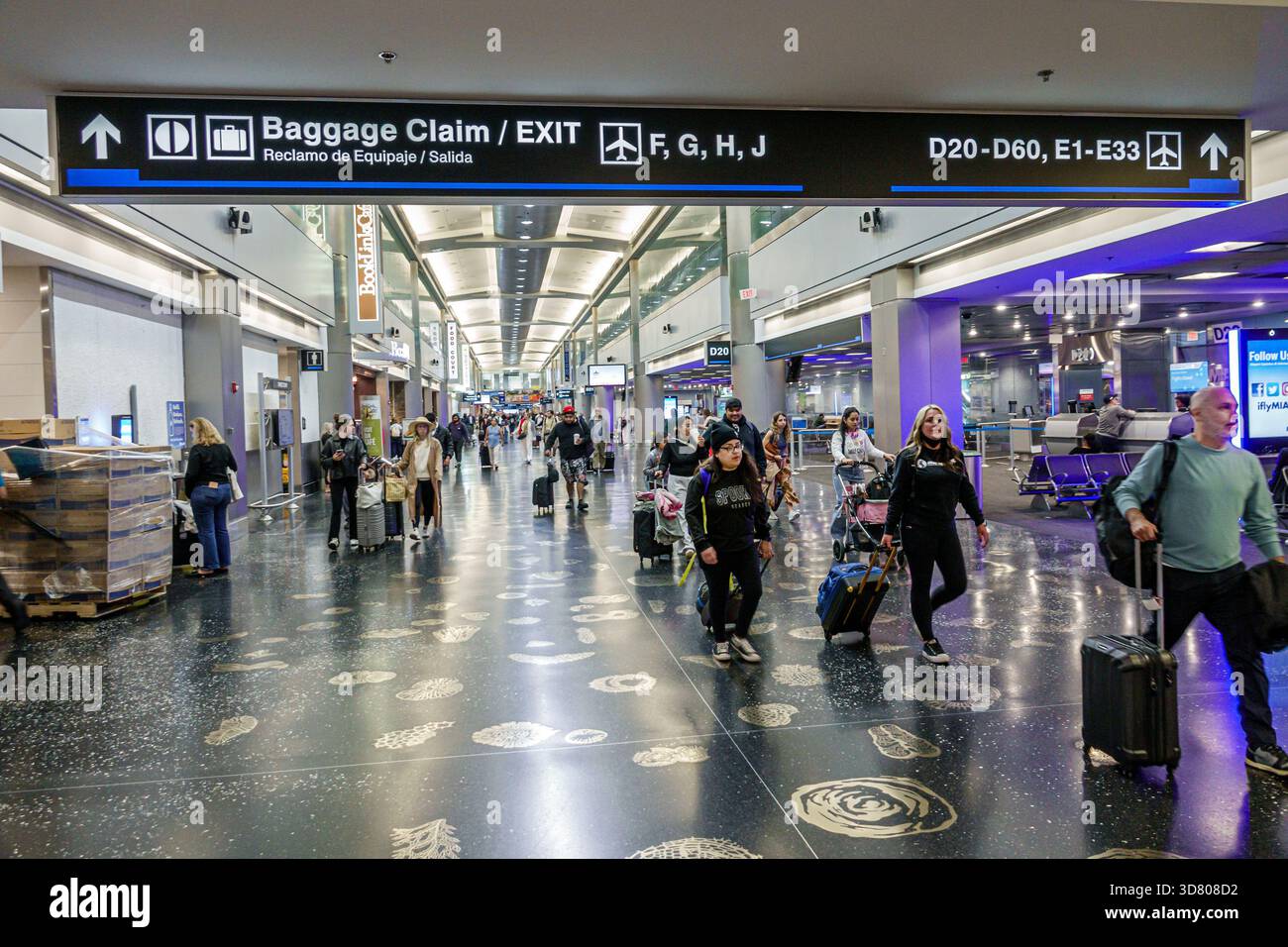 Miami Florida, Aeroporto Internazionale di Miami mia, passaggio pedonale dell'atrio del terminal, cartello con l'uscita ritiro bagagli e cancelli F G H J, viaggiatori adulti uomini donne Foto Stock