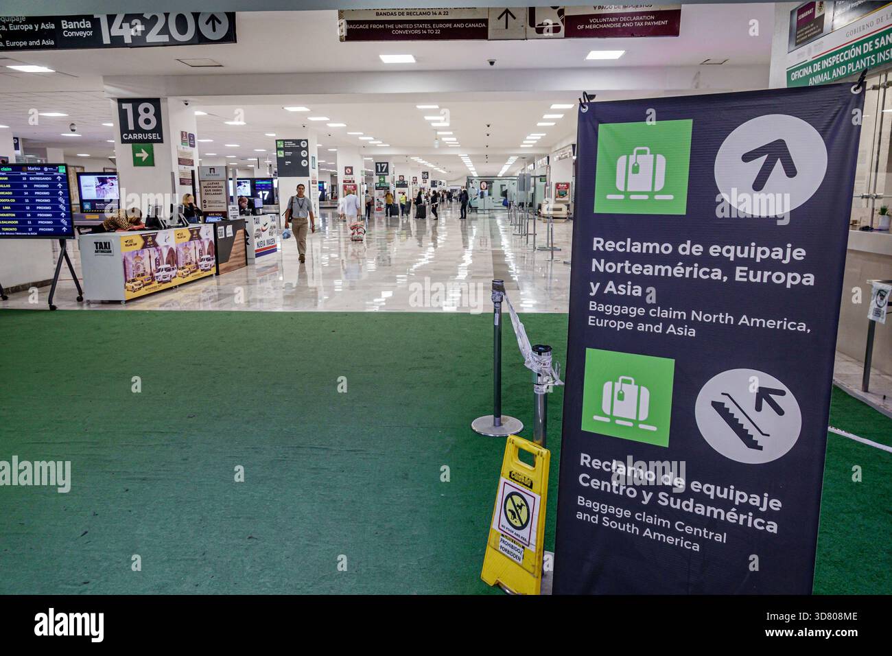 Città del Messico Messico, Aeroporto Internazionale Benito Juarez mex, cartello sala ritiro bagagli, reclamo de equipaje North America Europe Asia Translation, gr Foto Stock