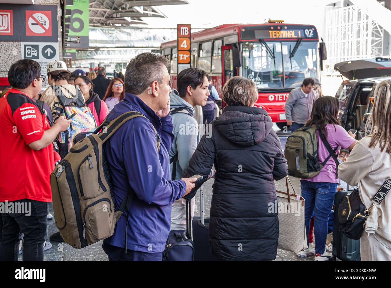 Città del Messico, Messico, aeroporto internazionale Benito Juarez mex, autobus di imbarco sul marciapiede dell'aeroporto, uomini adulti, donne adolescenti che tengono zaini per bagagli Foto Stock
