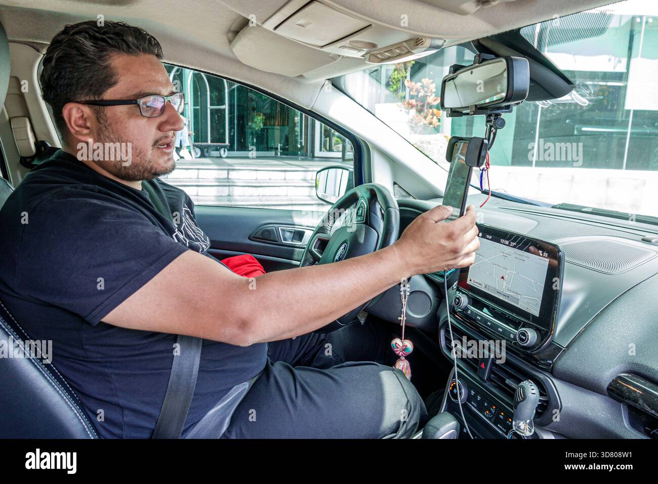 Città del Messico, Messico, Benito Juarez, Uber uomo pilota, adulto ispanico latino maschio supporto regolabile per telefono, mappa di navigazione GPS sullo schermo del cruscotto, auto Foto Stock