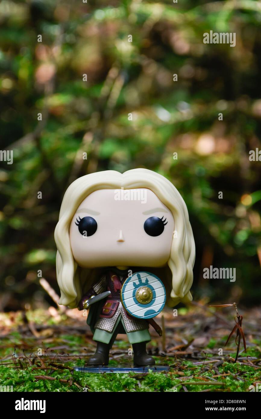 Funko Pop action figure di Eowyn, nobildonna di Rohan, protettrice del film fantasy il Signore degli anelli. Foresta verde, muschio, luce del sole. Foto Stock