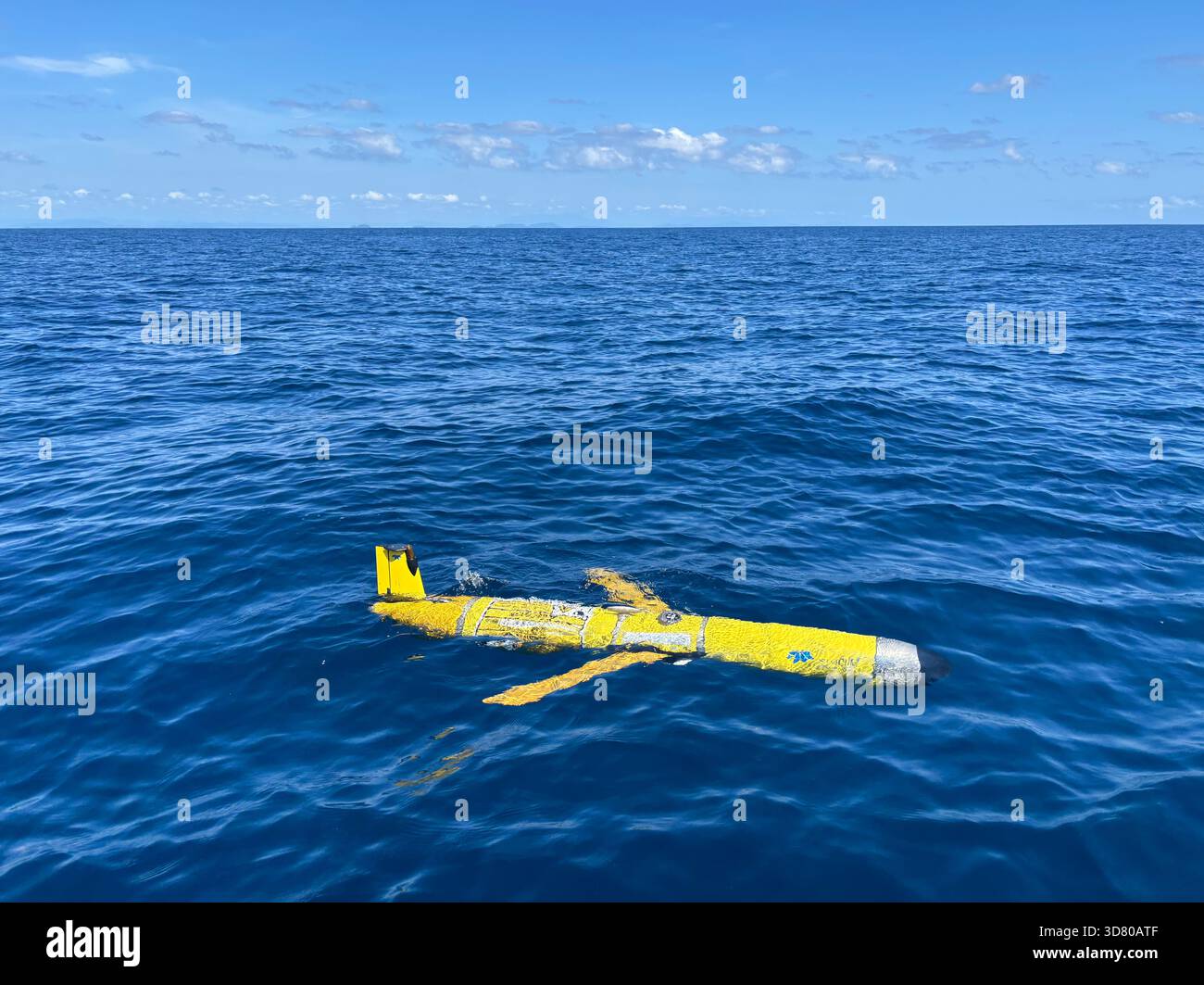 Aliante oceanico Slocum, strumento oceanografico autonomo, in mare sulla grande Barriera Corallina, Queensland, Australia. Nessuna PR - Immagine stock catturata con smartphone