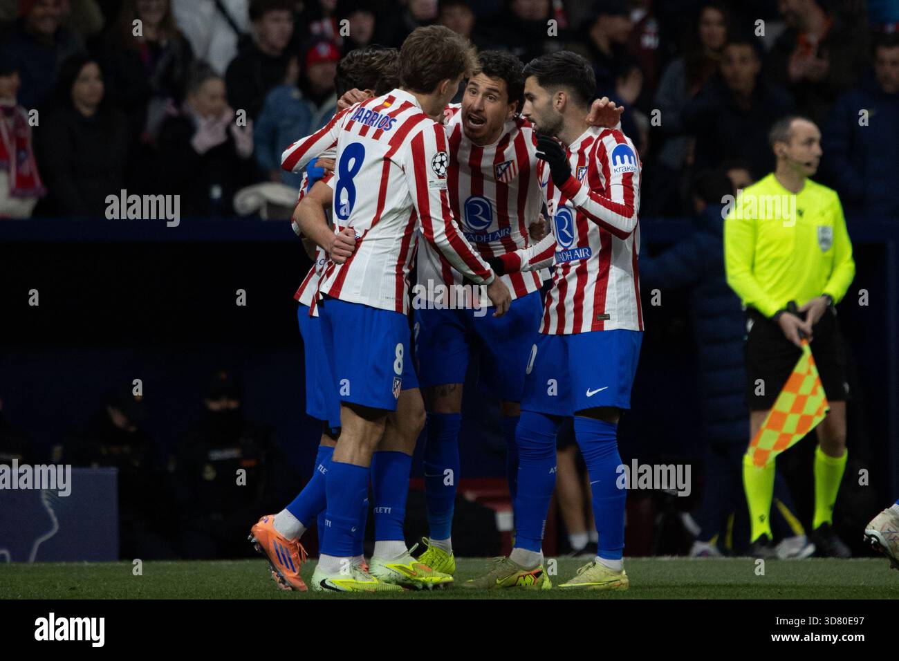 Madrid, Spagna. 26 novembre 2025. Diversi giocatori dell'Atletico Madrid celebrano un gol nella partita di UEFA Champions League tra l'Atlético de Madrid e l'Internazionale de Milan allo stadio Metropolitano. Punteggio finale: Atlético de Madrid 2-1 Inter credito: D. Canales Carvajal/Alamy Live News Foto Stock