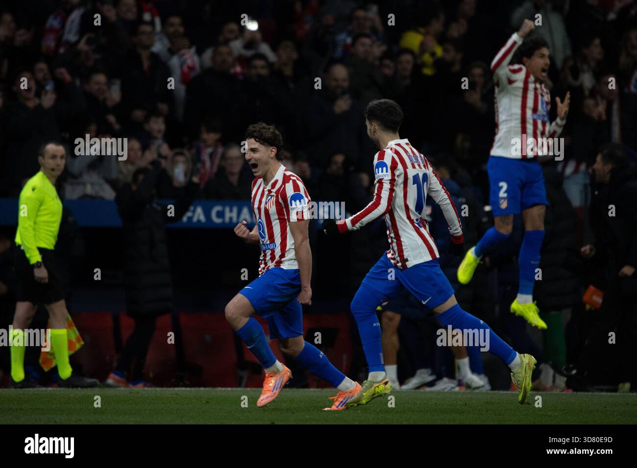 Madrid, Spagna. 26 novembre 2025. Diversi giocatori dell'Atletico Madrid celebrano un gol nella partita di UEFA Champions League tra l'Atlético de Madrid e l'Internazionale de Milan allo stadio Metropolitano. Punteggio finale: Atlético de Madrid 2-1 Inter credito: D. Canales Carvajal/Alamy Live News Foto Stock