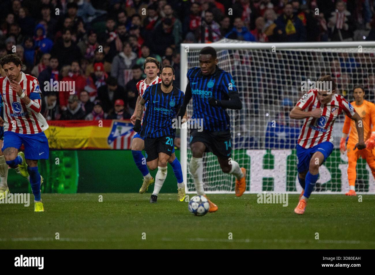 Madrid, Spagna. 26 novembre 2025. Ange-Yoan Bonny dell'Inter Milan visto durante la partita di UEFA Champions League tra l'Atlético de Madrid e l'Internazionale de Milan allo stadio Metropolitano. Punteggio finale: Atlético de Madrid 2-1 Inter credito: D. Canales Carvajal/Alamy Live News Foto Stock