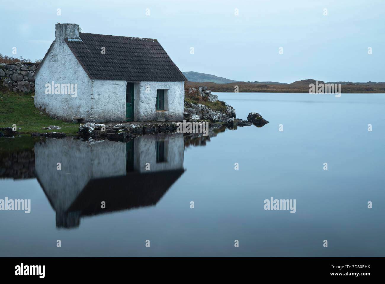 Capanna da pesca Screebe sul Lough Ahalia nel Connemara nella contea di Galway in Irlanda Foto Stock