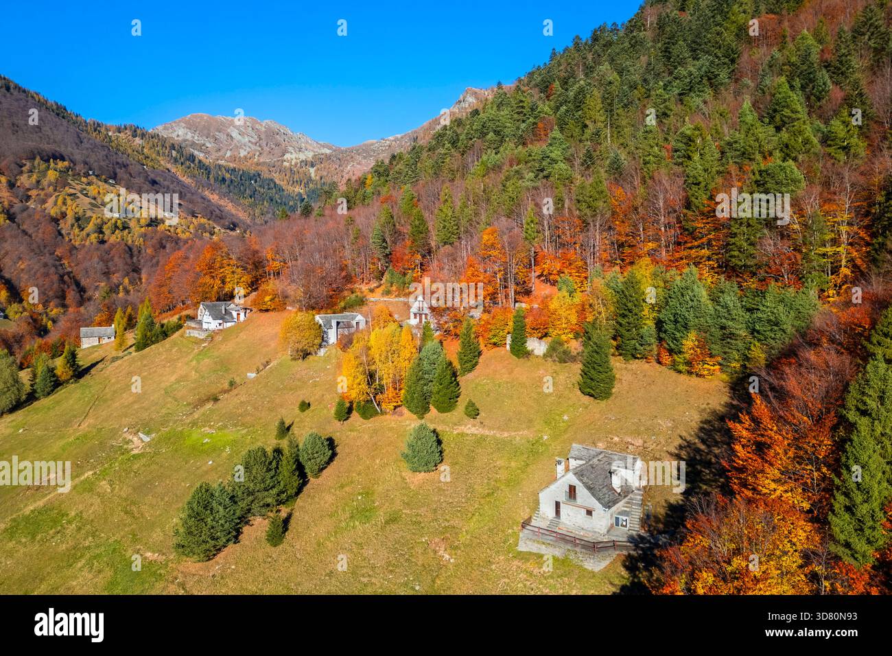 Veduta aerea dei colori autunnali dell'Alpe di Arvogno. Toceno, Valle Vigezzo, val d'Ossola, Verbano Cusio Ossola, Piemonte, Italia. Foto Stock