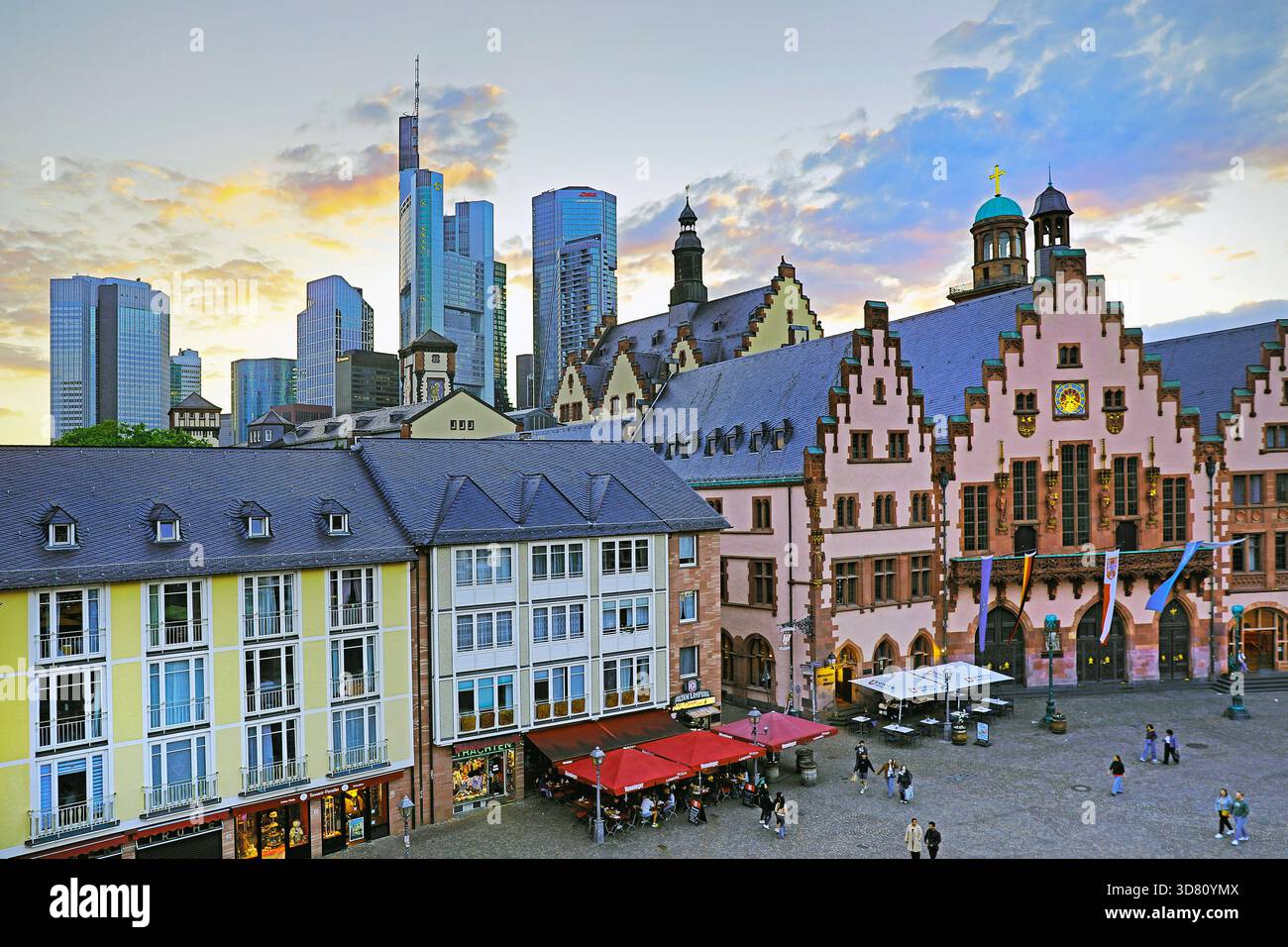 Roemer, il vecchio municipio e i moderni grattacieli del distretto bancario sullo sfondo, Roemerberg nella città vecchia, Germania, Assia, Francoforte sul meno Foto Stock