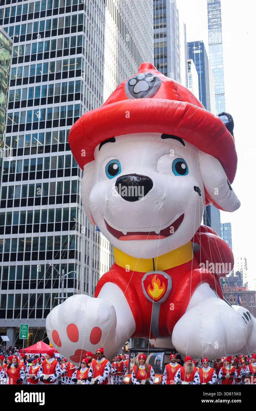 Manhattan, New York, 99esima parata annuale del giorno del Ringraziamento Macys il 27/11/2025, con celebrità e personaggi dei cartoni animati. Foto Stock