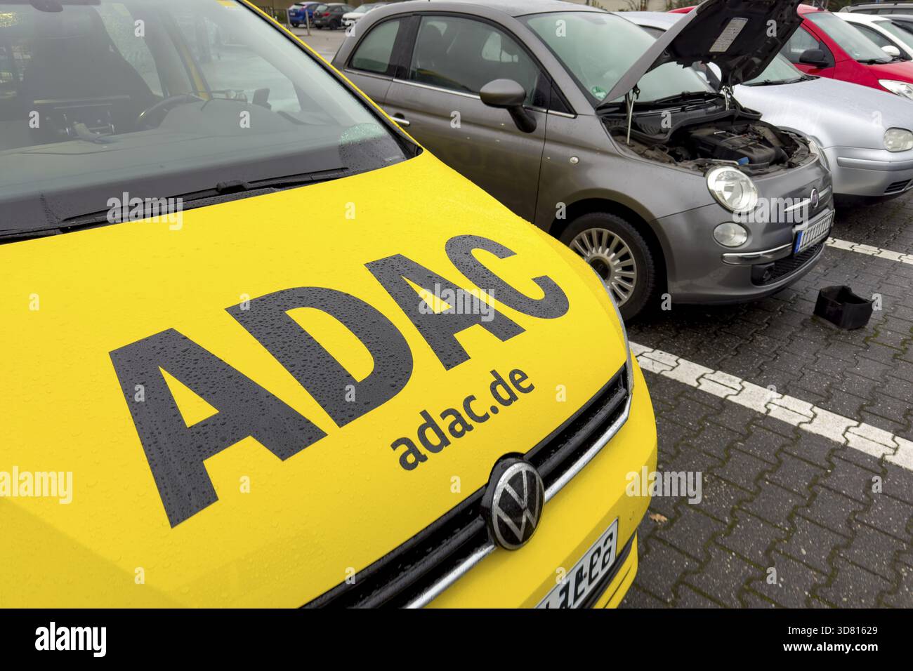 Auto anteriore con grande scritta ADAC per l'assistenza stradale, dietro l'auto con cofano aperto nel parcheggio, replaceme Foto Stock