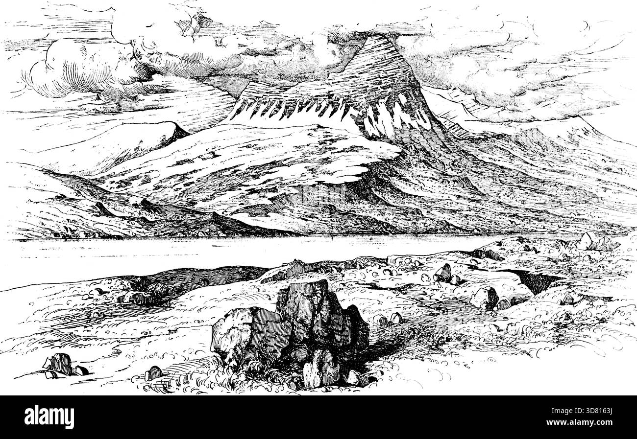 Vulcano inattivo SkarÃ°sheiÃ°i (1054 m) nella parte occidentale dell'isola atlantica, catena montuosa Hafnarfjalls, neve eterna, paesaggio montano, pisello di montagna Foto Stock