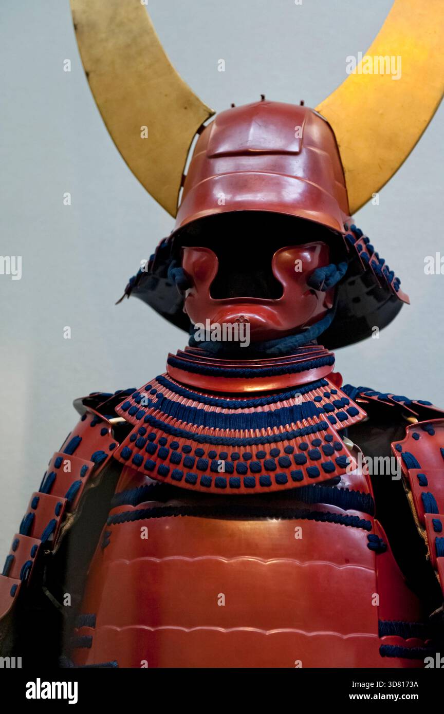 Esposizione al museo di autentiche armature di samurai giapponesi o "yoroi" (鎧) del II Clan conosciute come "soldati del Diavolo Rosso" a Hikone, in Giappone. Foto Stock