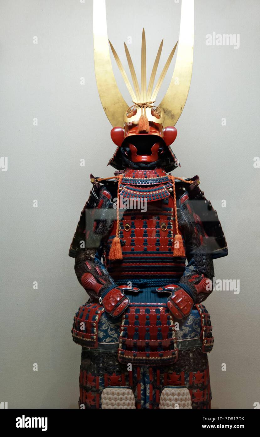 Esposizione al museo di autentiche armature di samurai giapponesi o "yoroi" (鎧) del II Clan conosciute come "soldati del Diavolo Rosso" a Hikone, in Giappone. Foto Stock
