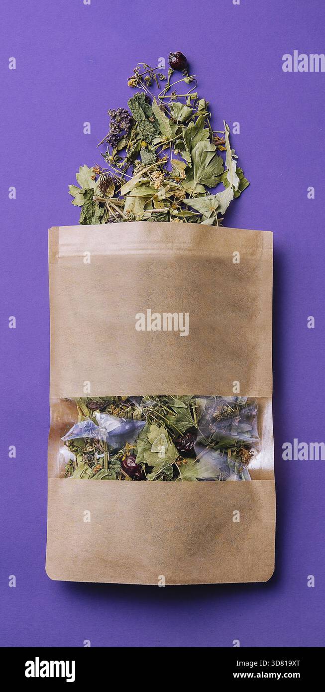 Cibo, sacchetto di carta con tè secco sparso Foto Stock