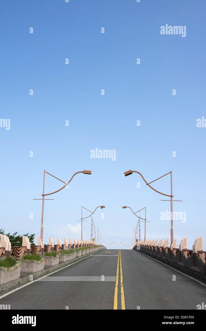 Autostrada senza traffico con un colore blu cielo pulito Foto Stock