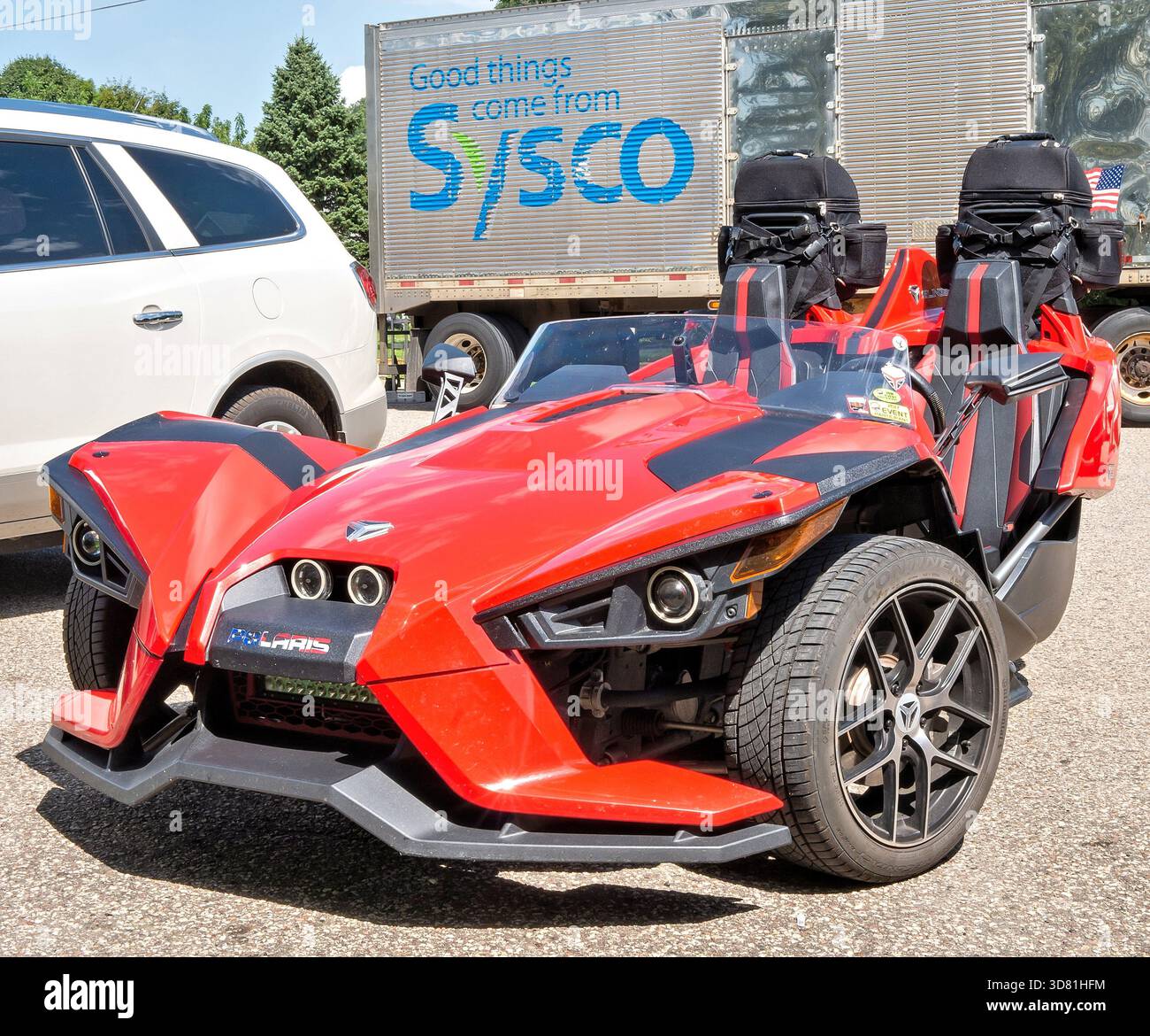 NELSON, WI - 27 AGO 2019: Polaris Slingshot, un veicolo a tre ruote con due ruote anteriori e una ruota posteriore fotografato in un parcheggio. Foto Stock