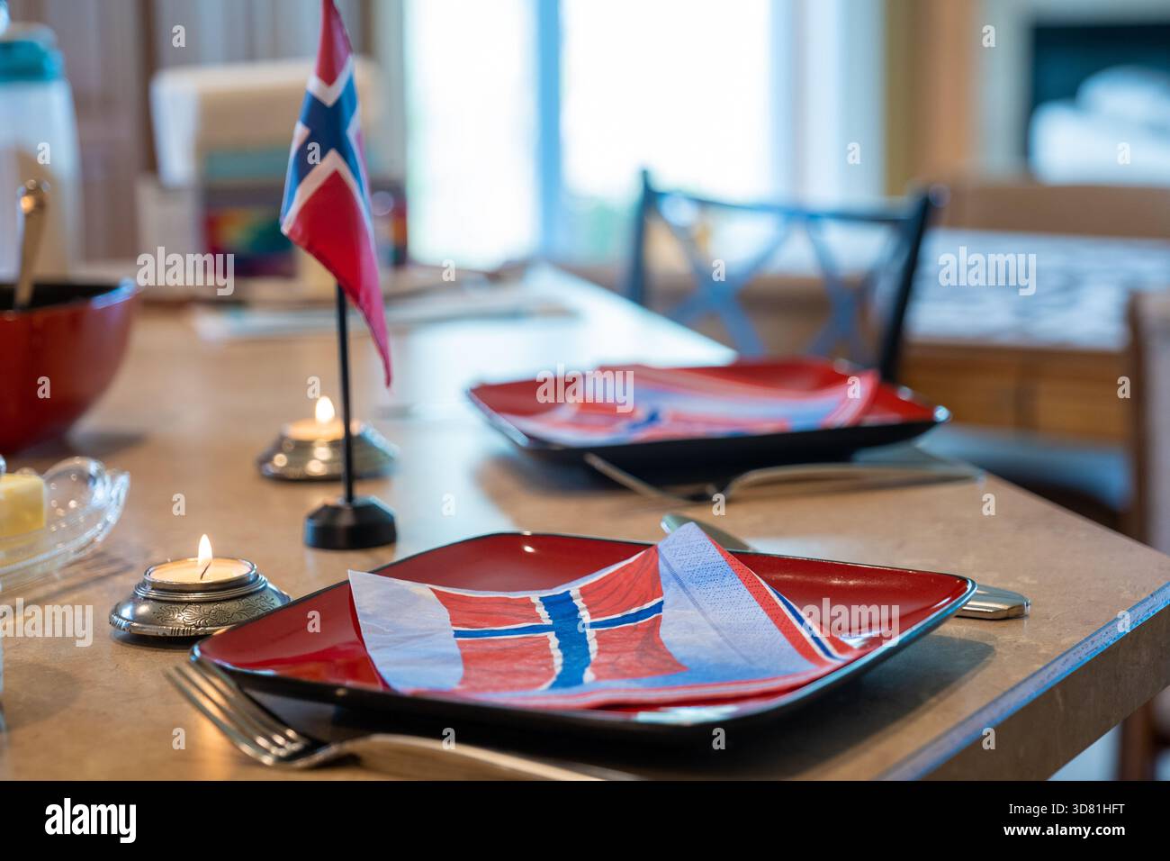 Festa della Costituzione norvegese con tavolo festivo con bandiera norvegese e tovaglioli patriottici. 17 maggio. Foto Stock