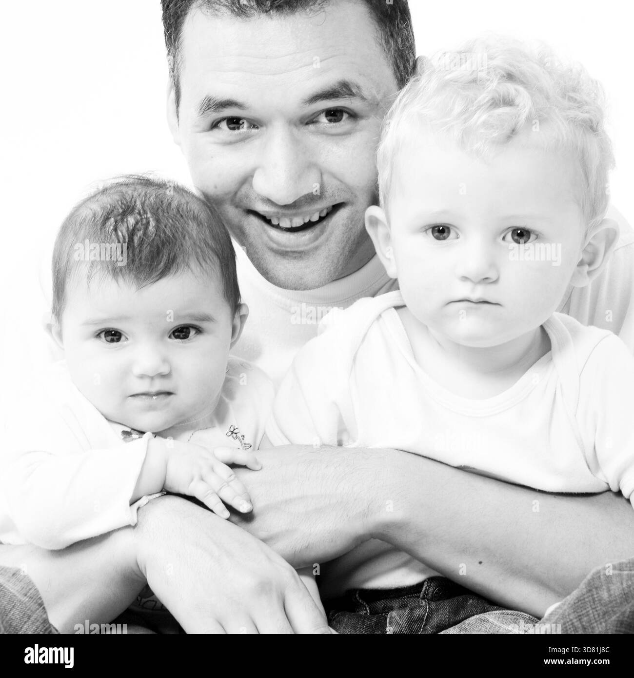Carino il fratello e la sorella da diverse gare di divertirsi con il papà Foto Stock