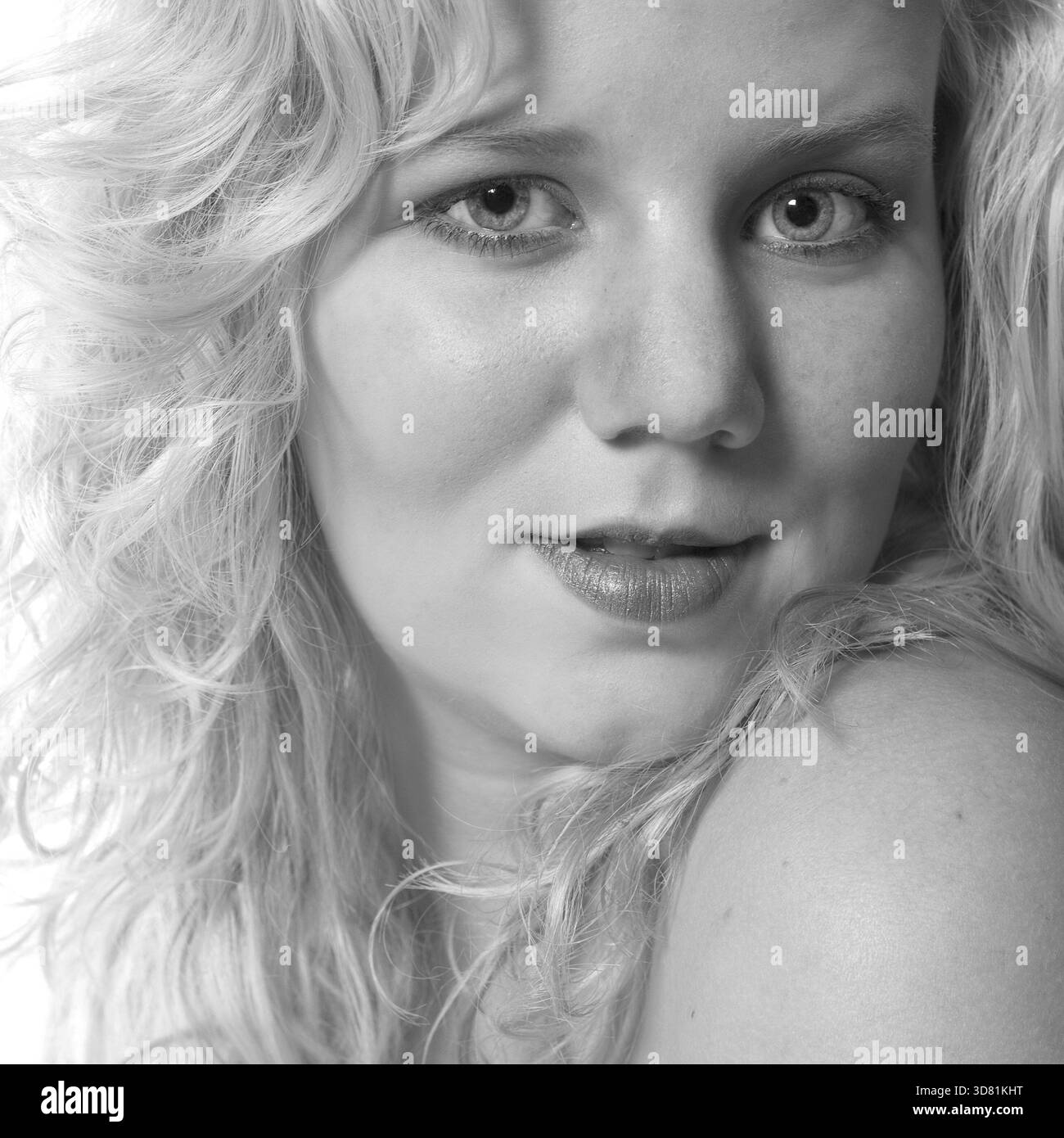 Ritratto in studio di una giovane donna bionda con un volto un po' più pieno Foto Stock