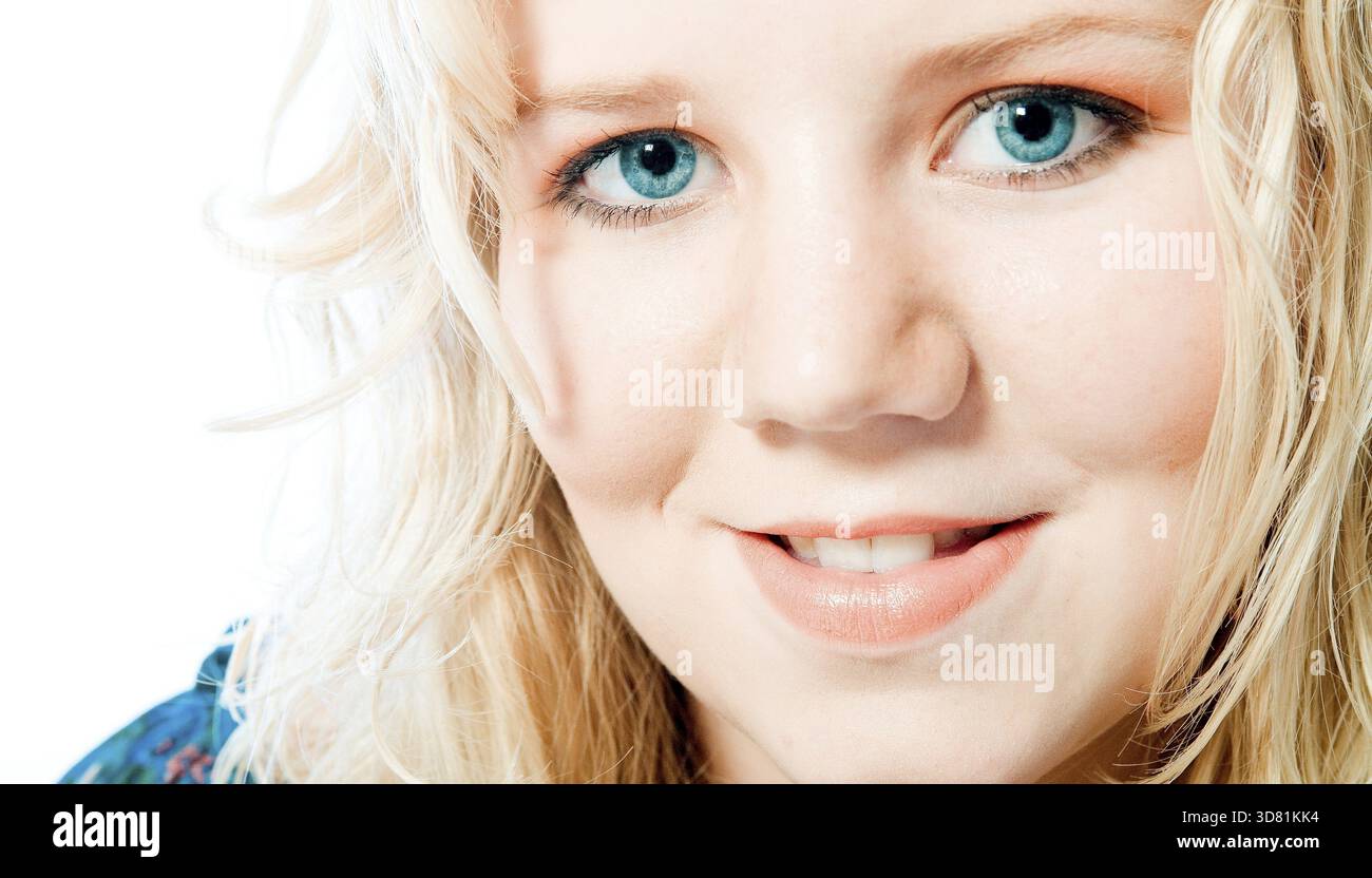 Ritratto in studio di una giovane donna bionda con forti occhi blu Foto Stock