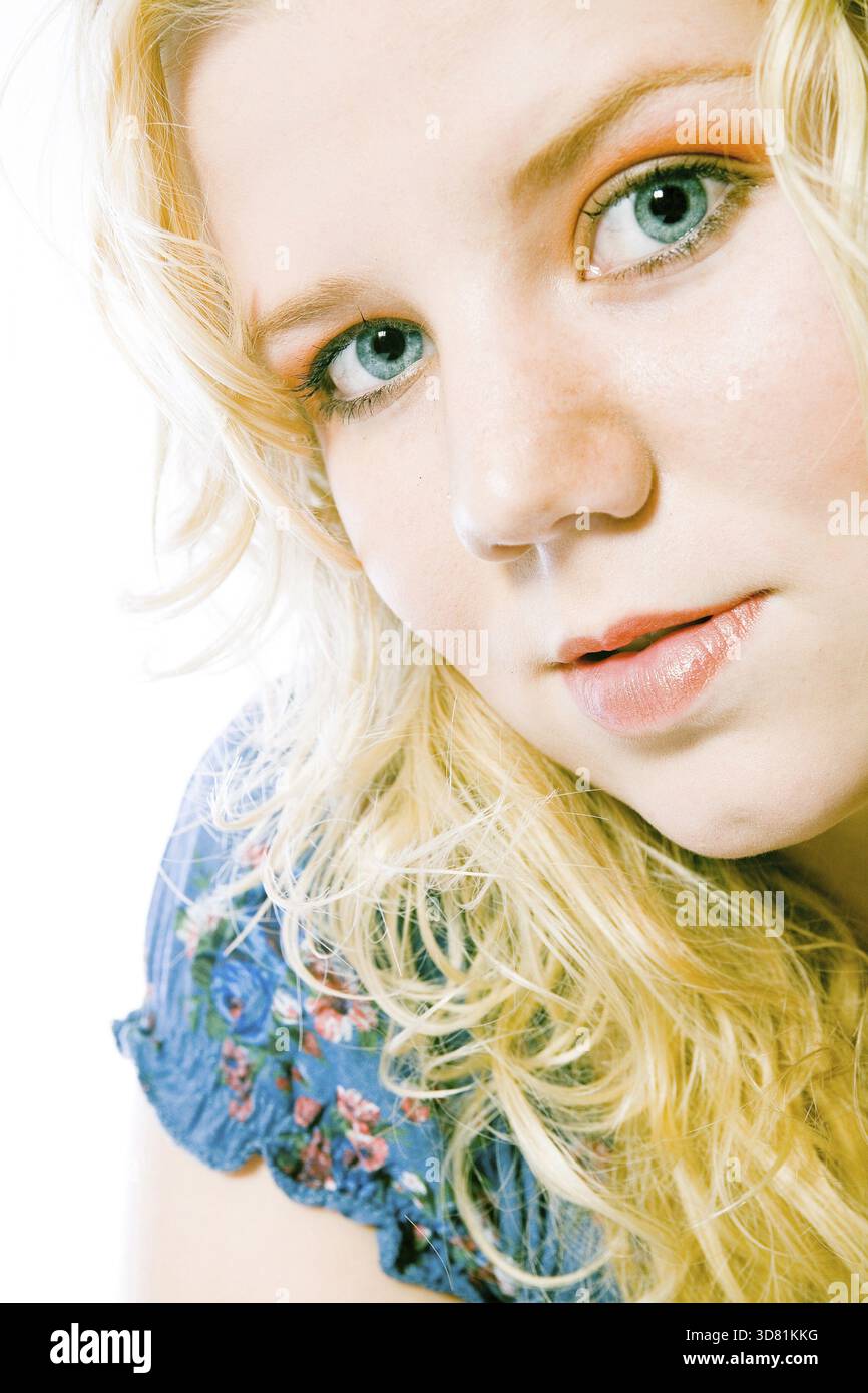 Ritratto in studio di una giovane donna bionda con capelli biondi gialli e occhi blu Foto Stock