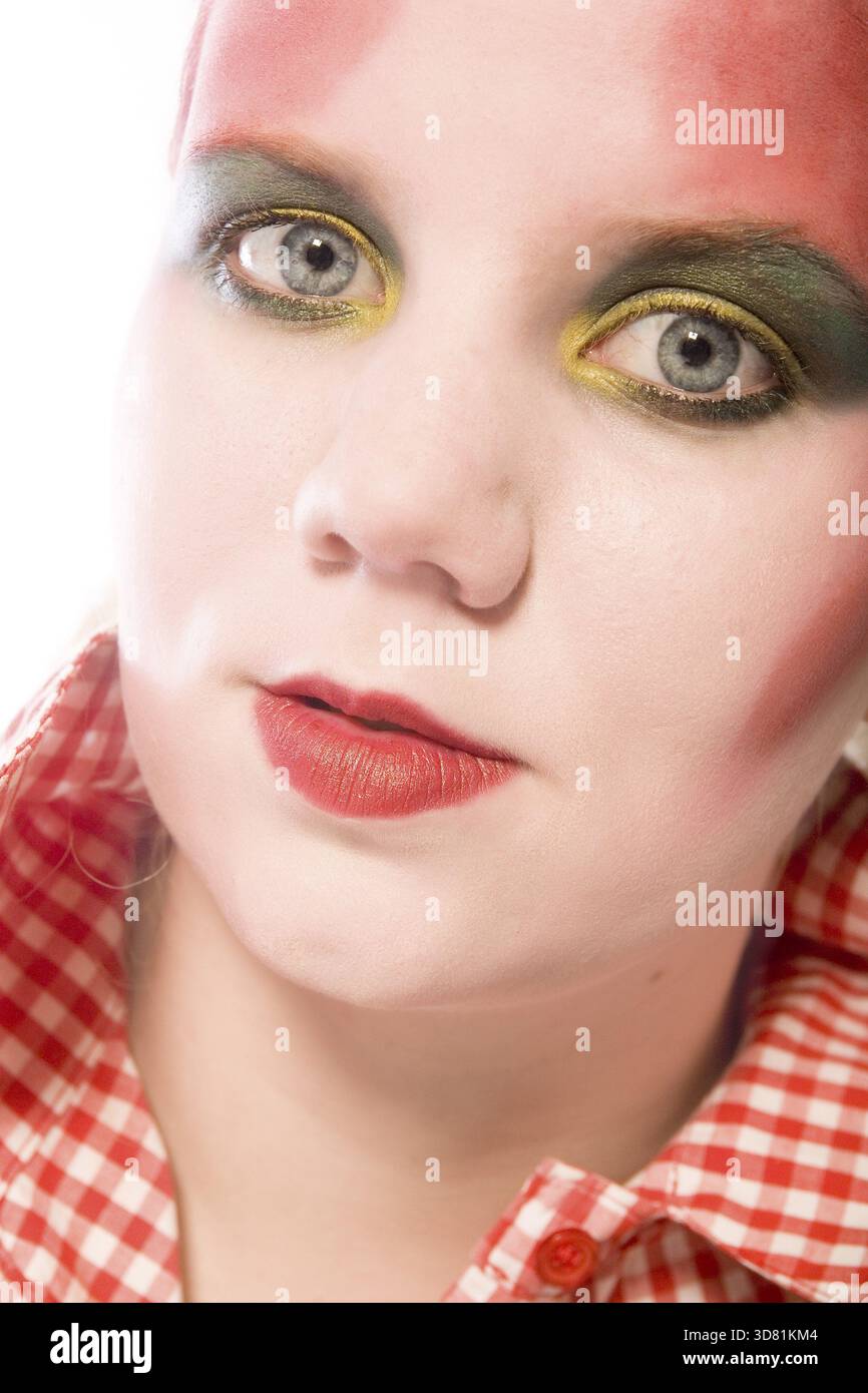 Ritratto in studio di una giovane donna bionda con trucco rosso Foto Stock