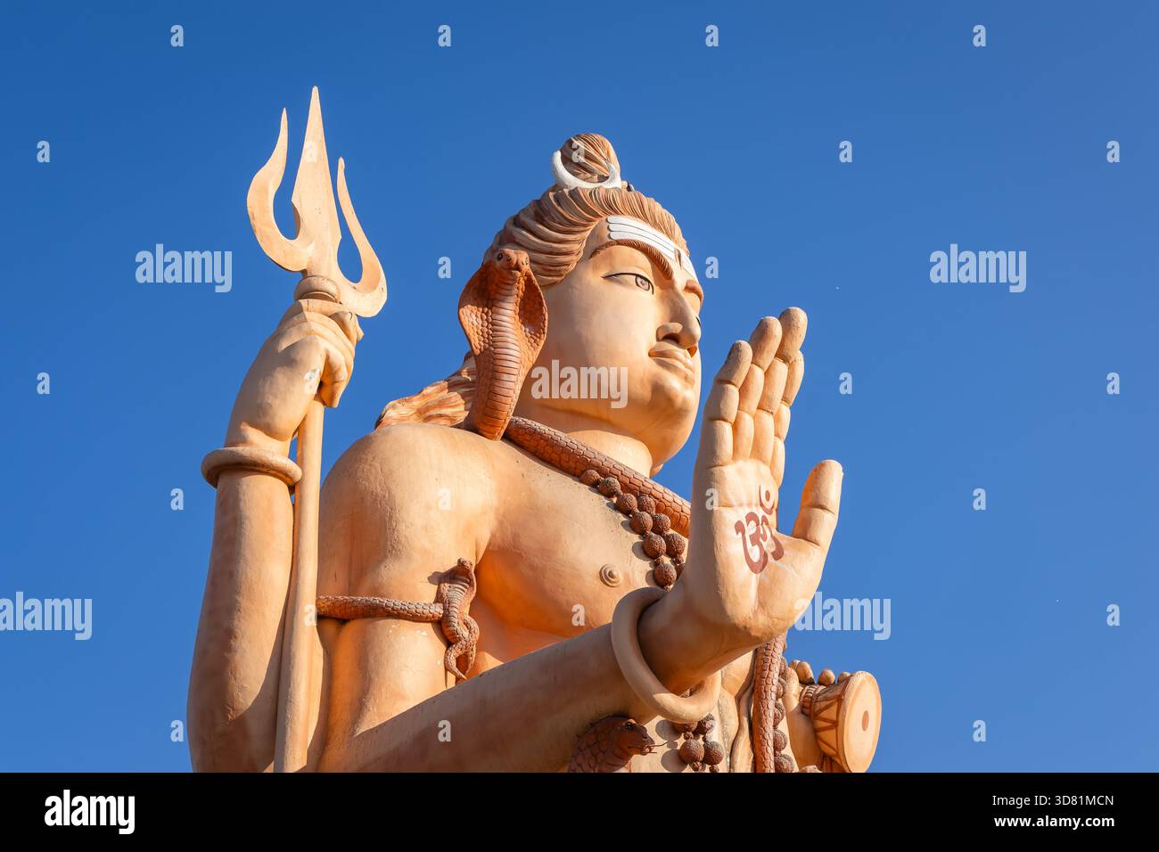 statua della divinità indù shiva con mano benedetta in rilievo e simboli sacri Foto Stock