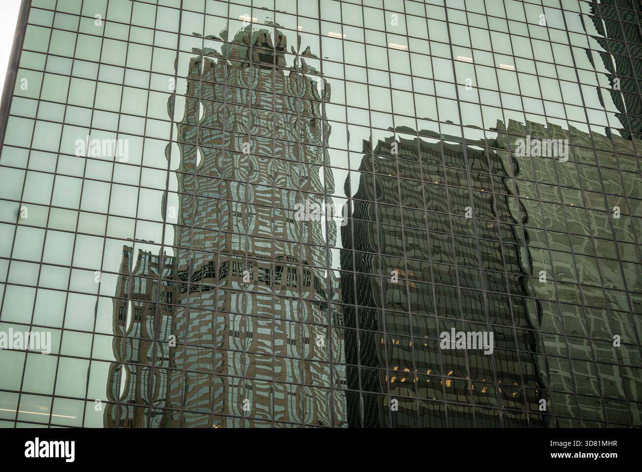Riflesso degli edifici di Chicago catturati sulla superficie di vetro di un altro grattacielo. Foto Stock
