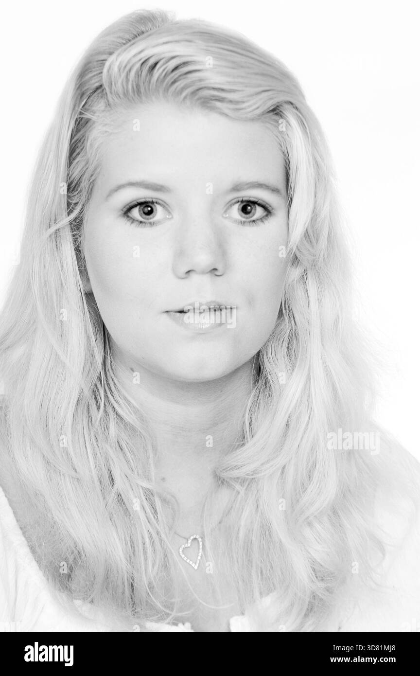 Ritratto in studio di una giovane donna bionda in posa classica Foto Stock