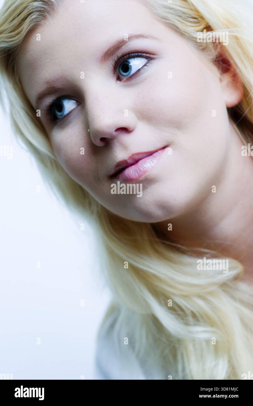 Ritratto in studio di una giovane donna bionda che sembra penosa Foto Stock