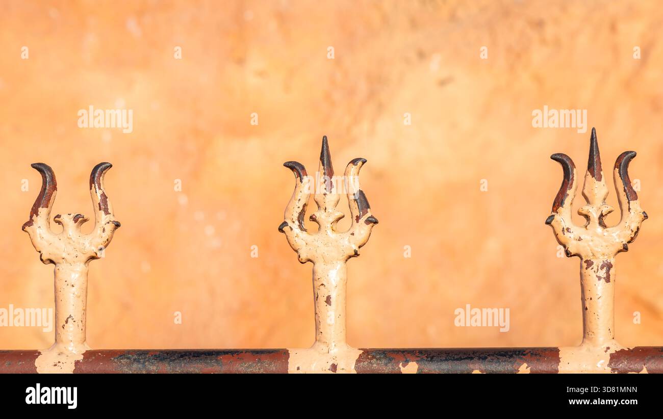 vista dettagliata del santo tridente associato alla divinità indù shiva alla luce del sole Foto Stock