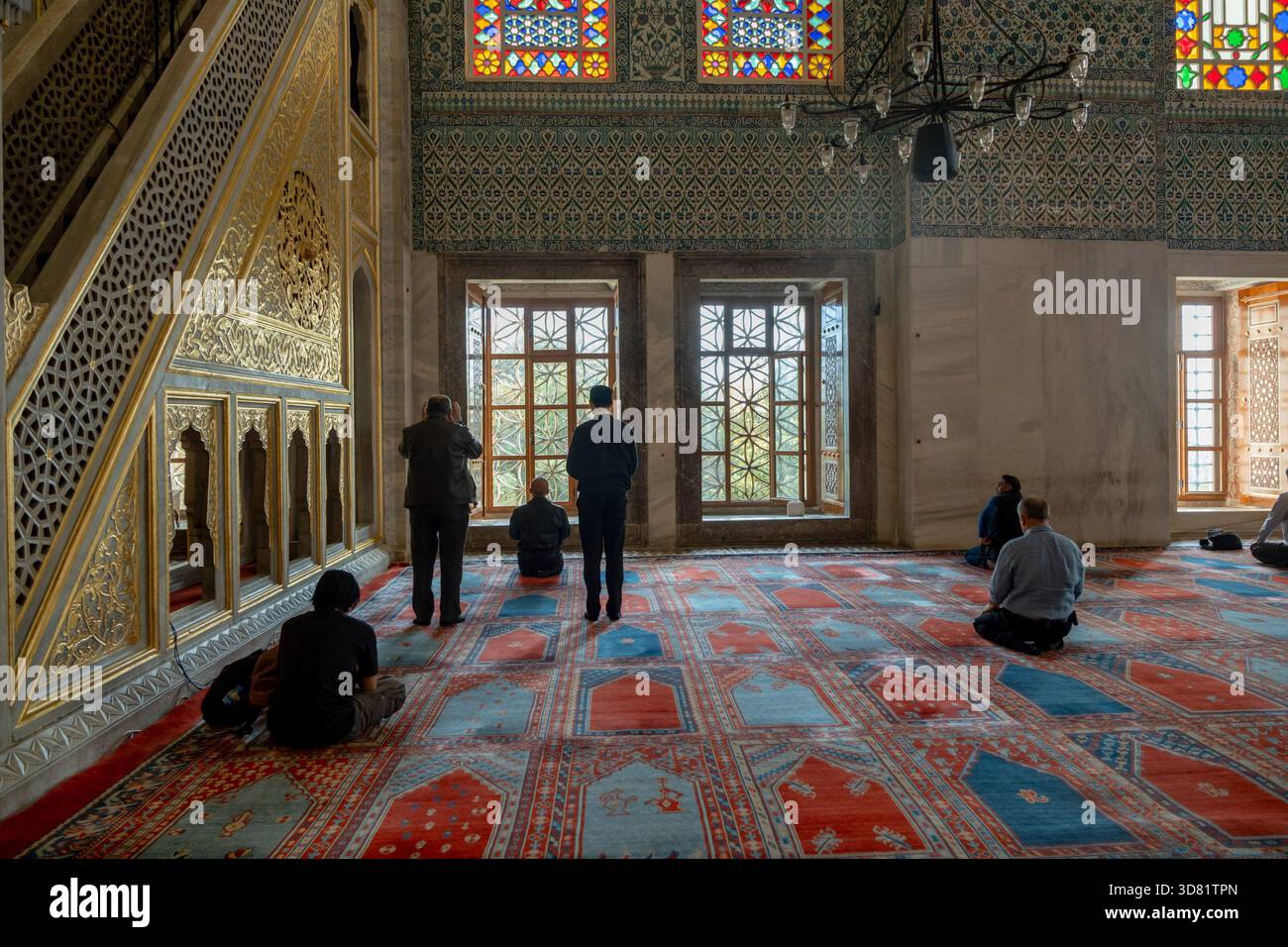 Istanbul, Turchia. 27 novembre 2025. La gente ha visto pregare alla Moschea di Sultanahmet. Turisti e gente del posto si sono recati nella Moschea e nella piazza Sultanahmet, che Papa Leone XIV visiterà sabato 29 novembre. Credito: SOPA Images Limited/Alamy Live News Foto Stock