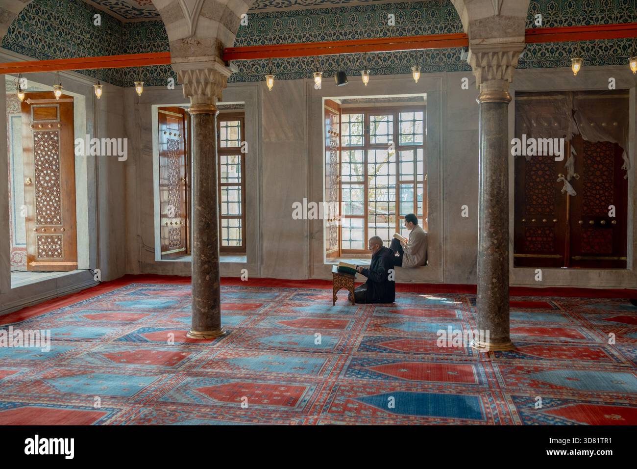 Istanbul, Turchia. 27 novembre 2025. La gente ha visto pregare alla Moschea di Sultanahmet. Turisti e gente del posto si sono recati nella Moschea e nella piazza Sultanahmet, che Papa Leone XIV visiterà sabato 29 novembre. Credito: SOPA Images Limited/Alamy Live News Foto Stock
