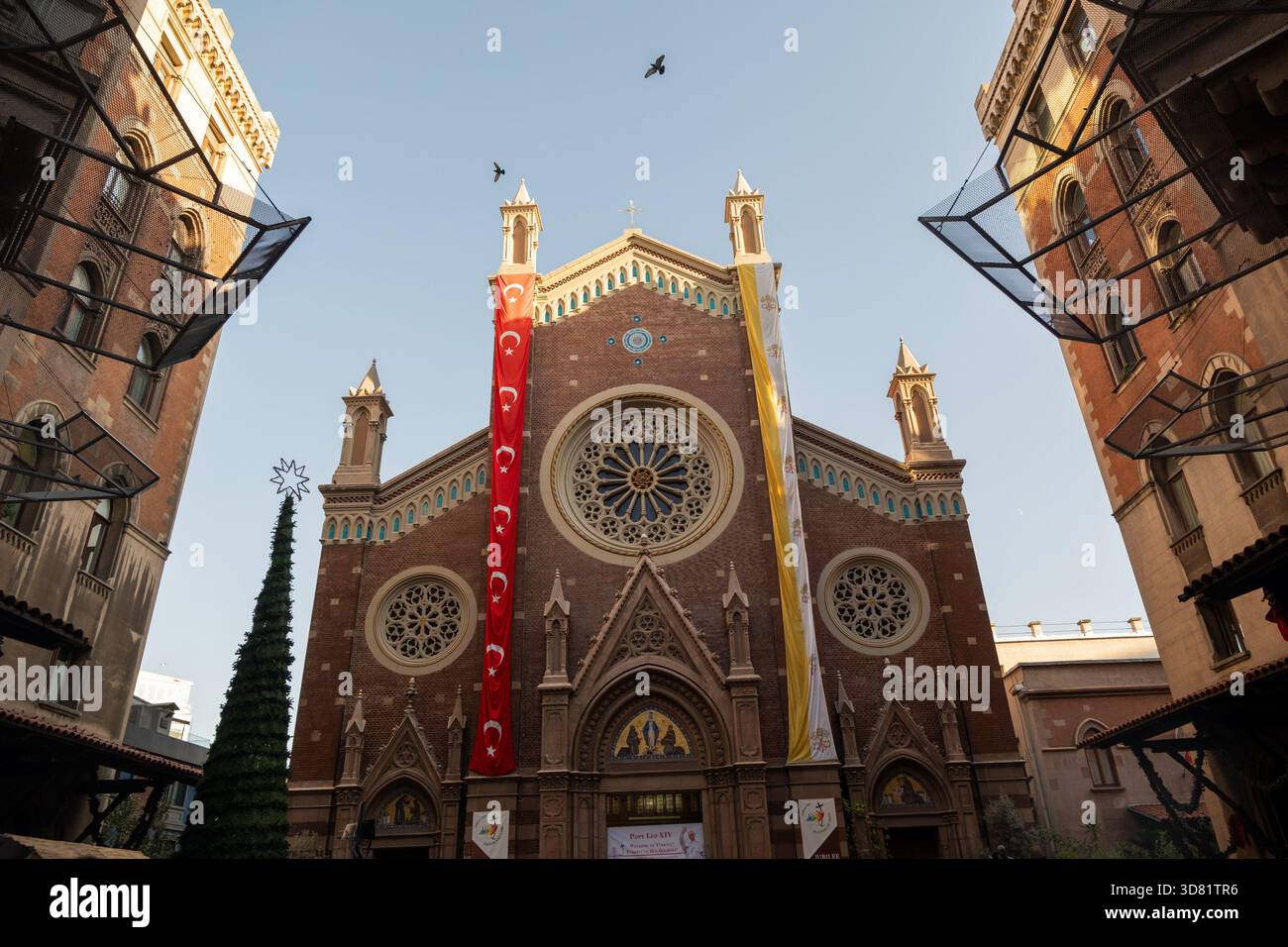 Istanbul, Turchia. 27 novembre 2025. L'apparizione della Chiesa di Sant'Antuano. Turisti e gente del posto si sono recati nella Moschea e nella piazza Sultanahmet, che Papa Leone XIV visiterà sabato 29 novembre. Credito: SOPA Images Limited/Alamy Live News Foto Stock
